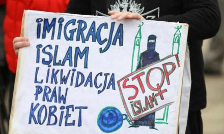 Polonia pune picorul în prag: Noi „avem dreptul moral deplin” de a refuza refugiaţi. Angela Merkel a fost criticată dur la nivel european