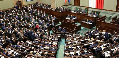 Polonia: O nouă lege votată de parlamentarii conservatori tratează educația sexuală drept „pedofilie”. „Educatorii sexuali” riscă să ajungă în spatele gratiilor