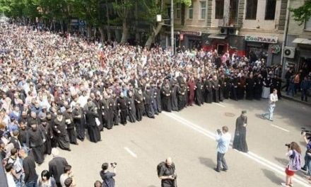 Un adevărat exemplu de curaj și credință puternică a credincioșilor georgieni care au oprit marșul rușinos, antihristic al minorității LGBT. Puterile întunericului au dat înapoi!