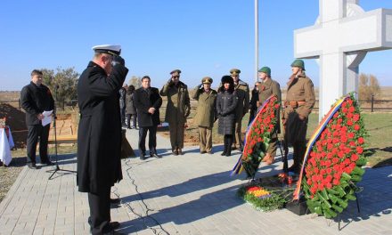 În tăcerea asurzitoare a presei din România, eroii căzuți în teribila bătălie de la Stalingrad au fost reînhumați, în Rusia, la finalul lui 2016. Alături de osemintele lor au fost găsite cruciulițe și scrisori către cei de-acasă. IMAGINI