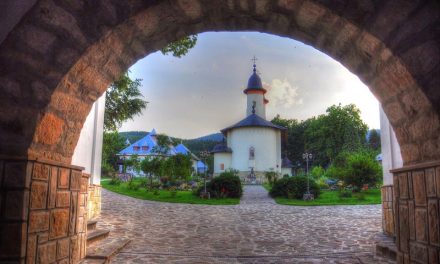 Dragostea ecumeniștilor se revarsă asupra maicilor antiecumeniste de la mănăstirea Văratec, evacuându-le în miez de iarnă