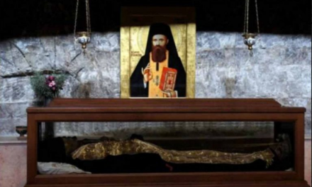 Sfântul Ioan Iacob Hozevitul († 1960) povesteşte despre nenorocirile pe care le-au săvârşit papistaşii: Sinodul de la Ferrera-Florenţa, căderea unorora – (vrednicele de plâns mănăstiri Lavra şi Xiropotamou, care au căzut atunci şi s-au abătut de la învăţăturile Sfinţilor Părinţi şi pedepsirea lor de către Dumnezeu şi multe altele)