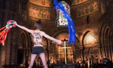 Activista FEMEN care a mimat avortul pruncului Iisus într-o biserică din Paris, CONDAMNATĂ de justiția franceză