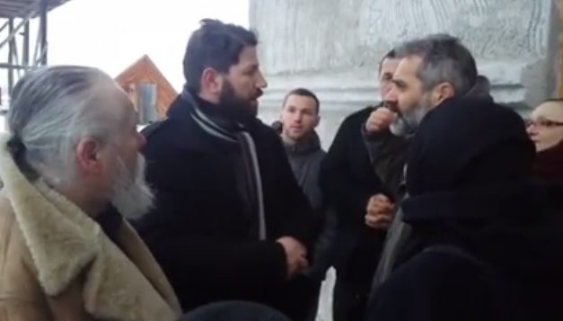 Cercetarea penală a preoţilor care au tulburat ieri slujba la Schitul Rădeni primeşte girul Sfântului Sinod