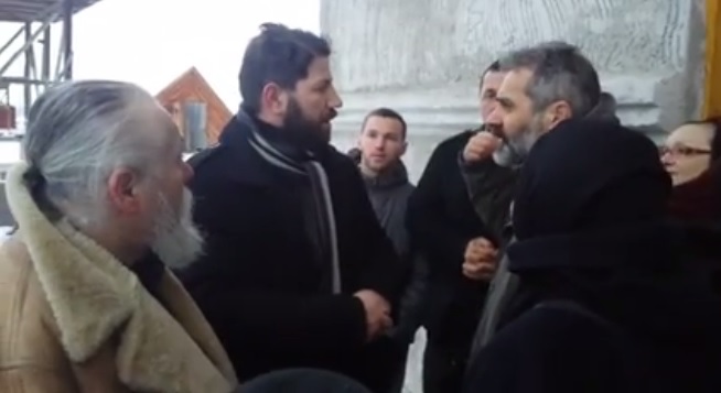 Cercetarea penală a preoţilor care au tulburat ieri slujba la Schitul Rădeni primeşte girul Sfântului Sinod