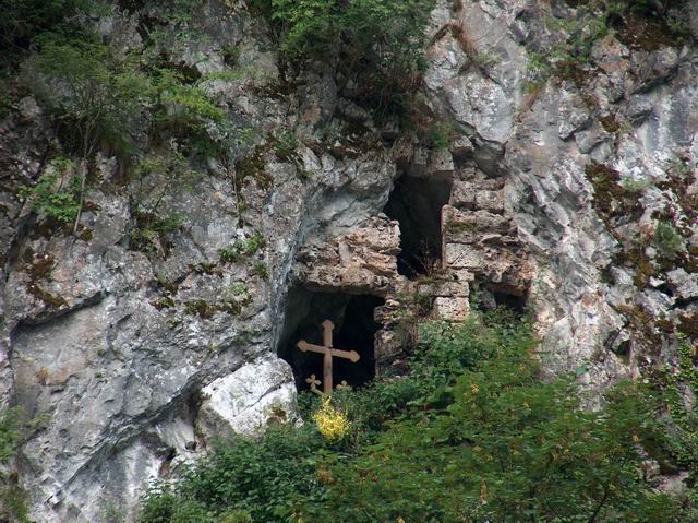 Pustnicul Serafim din muntele Rarău: Ierarhii ecumeniști ar da toată turma spre pieire, decât să renunțe la o semnătură politică