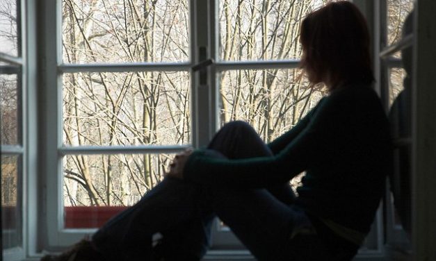 REEDUCAREA prin serviciile de protecție socială / ASISTENȚII SOCIALI din Anglia acuză o familie tradiționalistă deoarece refuză să o lase pe fiica lor să facă schimbare de sex