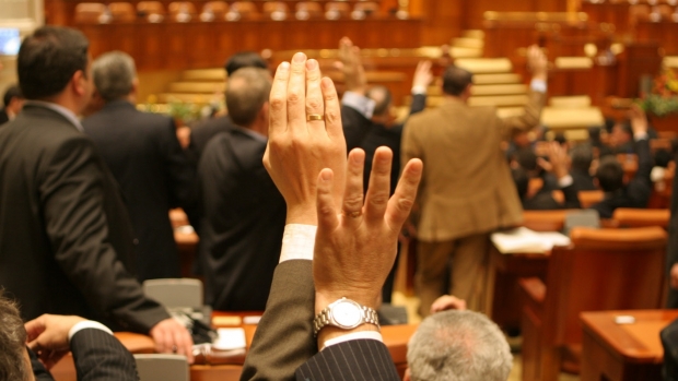 Deputații AU TRÃDAT încrederea a 3 milioane de români care au cerut revizuirea Constituției României