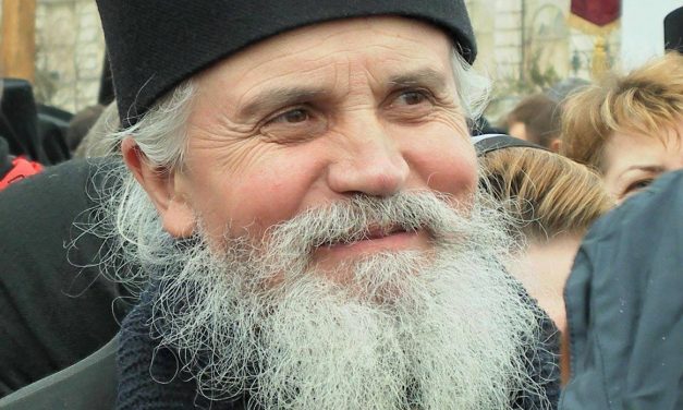 Pentru toţi fiii duhovniceşti pe care-i am şi pentru ceilalţi, îi rog, în numele lui Hristos, îi rog pentru Hristos, să se trezească până mai este vreme! Aşa cum spune Hristos: „Umblaţi în lumină, cât aveţi lumină”!