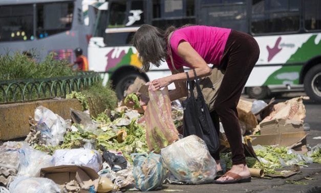 Trei sferturi din populația Venezuelei a slăbit 9 kg într-un an din cauza foamei. Oamenii au ajuns să caute hrana în gunoaie