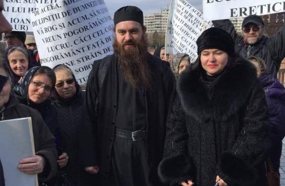 Părintele Ioan Miron a fost încununat de ecumeniști printr-o „caterisire” necanonică…