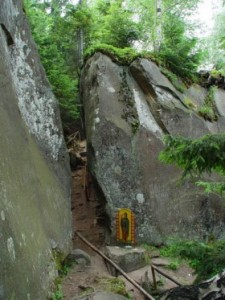 Mărturia unei pustnice ce trăieşte nevăzut în munţii Neamţului despre cei ce plâng şi se roagă pentru lume
