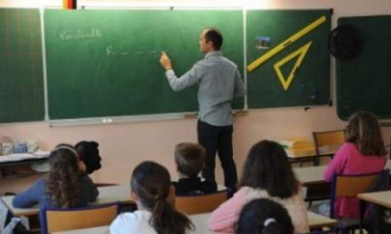Nebunie totală! Un profesor din Franța a fost SUSPENDAT pentru că le-a citit elevilor pasaje din Biblie