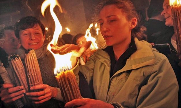 A venit Sfânta Lumină la Ierusalim, dar și … în Ardealul străbun: primul preot ortodox din Arhiepiscopia Sibiului întrerupe pomenirea ierarhului eretic, spre atenționarea și vindecarea acestuia de panerezia ecumenistă!