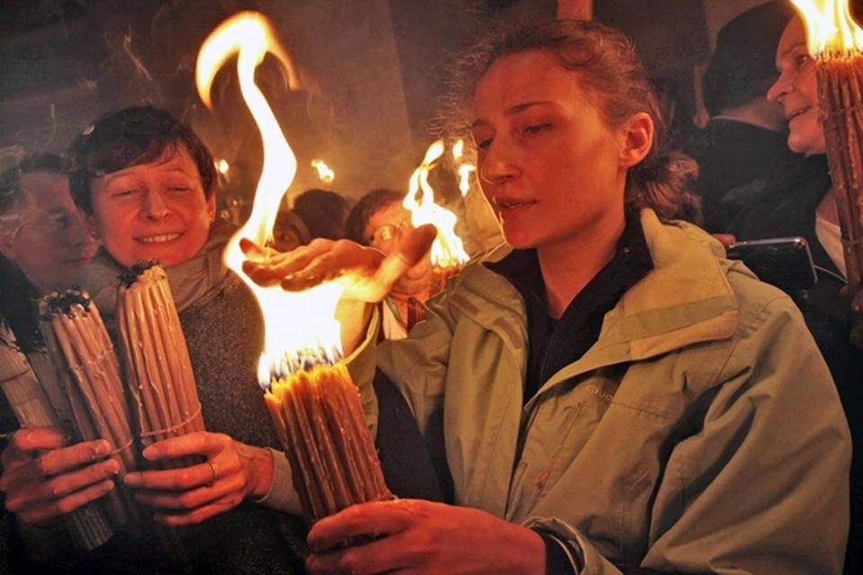 A venit Sfânta Lumină la Ierusalim, dar și … în Ardealul străbun: primul preot ortodox din Arhiepiscopia Sibiului întrerupe pomenirea ierarhului eretic, spre atenționarea și vindecarea acestuia de panerezia ecumenistă!