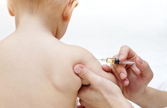 INSISTAM asupra proiectului legii vaccinarii, desi este pus in umbra de subiectul ,,Ghita”. Ninel Peia despre epidemia de RUJEOLĂ: ,,Informaţiile mele spun că INFESTAREA s-a făcut ARTIFICIAL şi INTENŢIONAT de către agenţi cu dublă comandă”