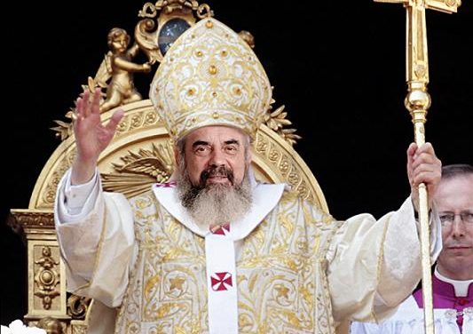 Canoanele sunt lepădate, credinţa batjocorită iar tu zici că nu este vădit neadevărul şi că trebuie aşteptat un sinod? Făţarnicule!