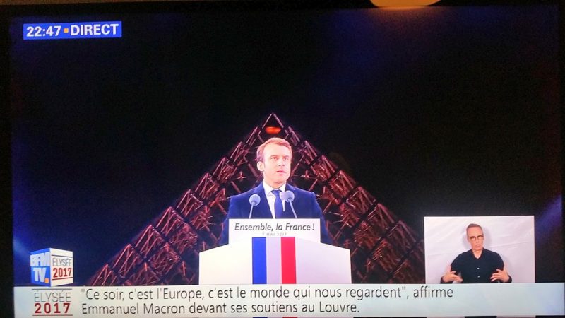 EMMANUEL MACRON si PIRAMIDA de la Luvru