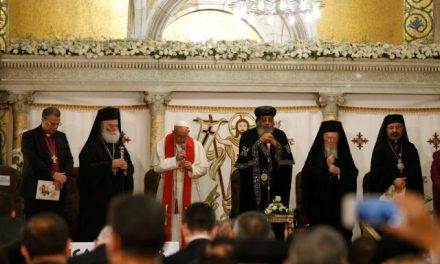 ss Bartolomeu s-a „rugat” alături de papa Francisc și papa copt Tawadros II în Egip, conform agendei stabilite în Creta