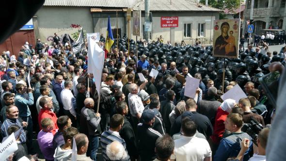 Marş LGBT OPRIT de poliţie la Chişinău pentru a evita o CONFRUNTARE cu participanţii la o CONTRA-MANIFESTAŢIE
