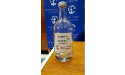 Același ”duh”: unii dau Împărtășania ”la cutiuță”, alții dau ”apă ecumenistă” îmbuteliată