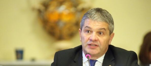 Ministrul Sănătății s-a răzgândit. Deși spunea că orice copil, chiar și cel nevaccinat, are DREPTUL LA EDUCAȚIE, Bodog ar vrea ca micuții care nu sunt vaccinați să NU fie primiți în școală