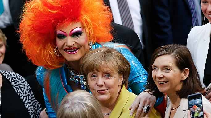 GERMANIA pierdută: Angela Merkel a uitat de „binele copiilor” și s-a aliat căsătoriilor HOMOSEXUALE