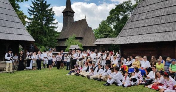 Revoltător! Românii din Covasna și Harghita, ÎMPIEDICAȚI să intre cu drapelul României în Muzeul Satului din București: „Însemnele tricolorului vor fi folosite în limita bunului simț, fără prea mari exagerări”