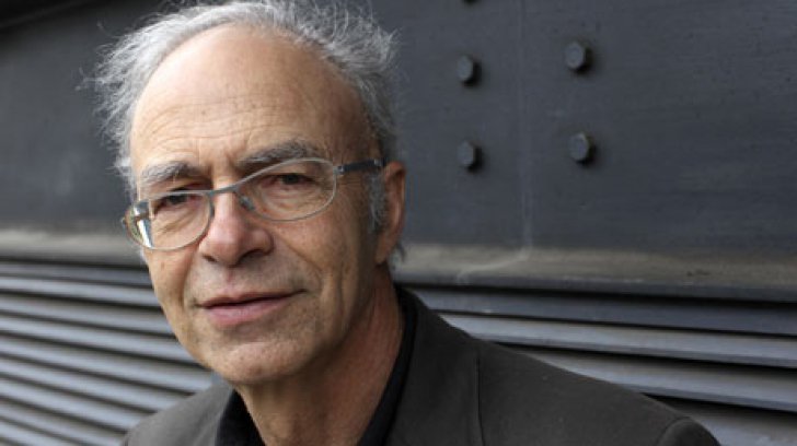 Universitatea din Bucureşti i-a acordat titlul de Doctor Honoris Causa lui Peter Singer