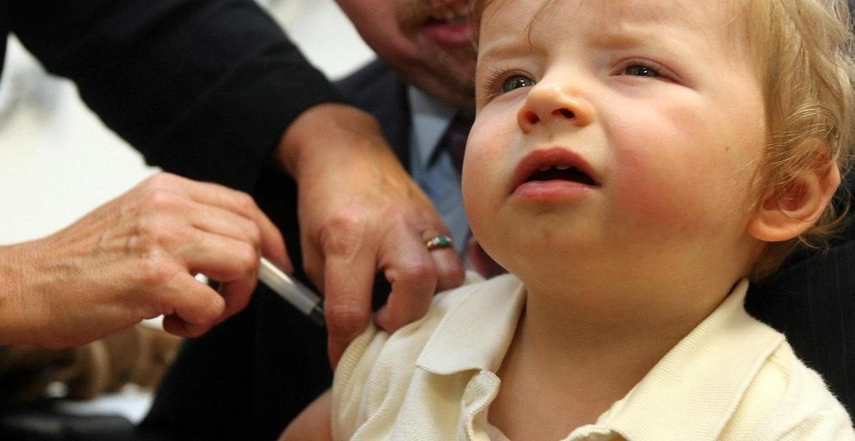 Coșmarul VACCINĂRII cu FORȚA sosește și în FRANȚA din 2018. Noua lege prevede 11 VACCINURI OBLIGATORII