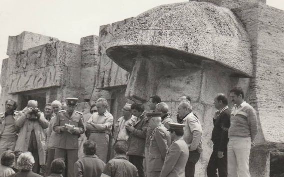 25 octombrie 1944, eliberarea întregului Ardeal de sub ocupația trupelor nazisto-horthyste: „Tineri și bătrâni ați pornit spre hotarele sfinte ale patriei și cu piepturile voastre ați făcut zăgaz neînfricat dușmanului care voia să ajungă la Carpați”