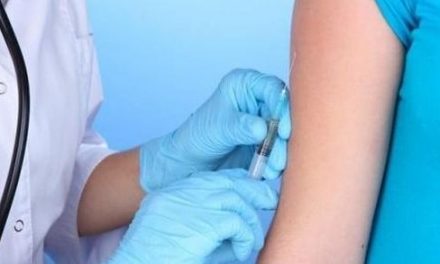 O decizie a Curții de Apel din Bordeaux, care recunoaște RESPONSABILITATEA laboratorului Sanofi pentru apariția sclerozei multiple, reaprinde dezbaterile privind vaccinarea obligatorie