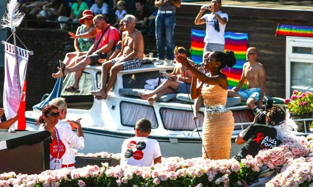 COMISIA EUROPEANĂ și așa zisa „BARCĂ A RELIGIILOR MONDIALE” vor defila cu HOMOSEXUALII pe canalele râului Amstel