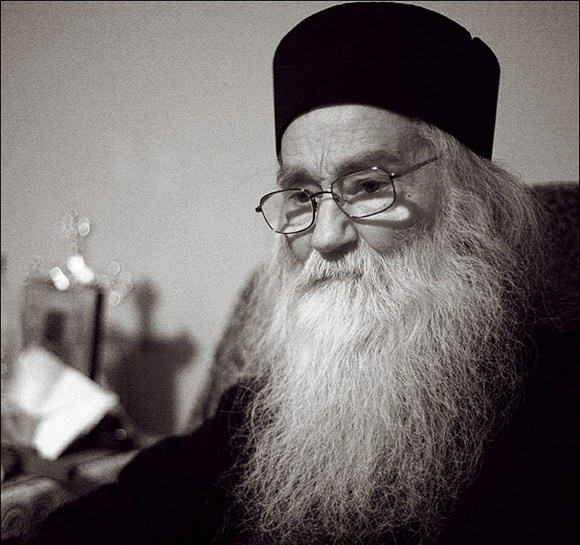 Părintele Justin Pârvu: Este foarte periculos acum păcatul neștiinței. Nu se poate dragoste fără mărturisire! Dacă s-ar ridica o elită de preoţi şi de călugări, care într-adevăr să se angajeze în slujba Adevărului, atunci s-ar mai schimba sufletele credincioşilor, s-ar produce o întărire a credinţei. Nu este suficient să mărturiseşti un adevăr numai celui de sub epitrahilul tău, ci trebuie să îl propovăduieşti în auzul tuturor, avem datoria să scoatem adevărul la lumină. Te mai poţi retrage din strategie, dar cât durează această strategie, măi? Suferă poporul ăsta de atâta strategie şi nu mai facem nimic …