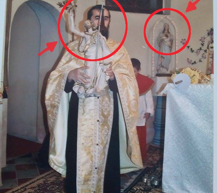 Preot ortodox săvarşind împreună cu catolicii slujba Învierii după ritualul catolic