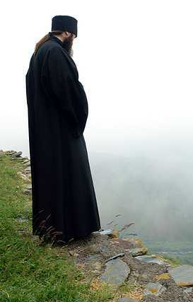 Când omul se pregă­teşte şi-şi pune în gând să îndure orice mâhnire în numele lui Dumnezeu, atunci toate aceste mâhniri şi neplăceri şi atacuri din partea demonilor şi ale oamenilor îi par uşoare şi fără durere, nu se teme de moarte şi nimic nu-l poate despărţi de dragostea lui pentru Hristos