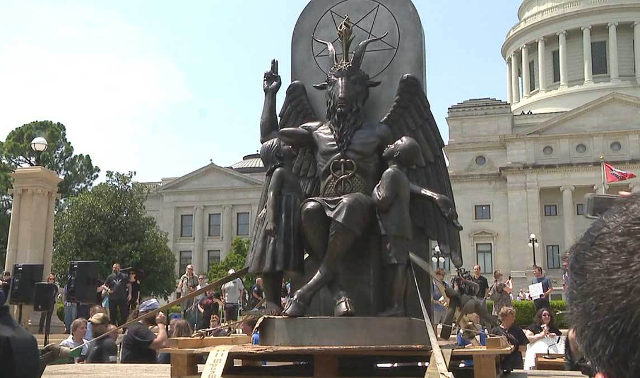 CE poate fi mai GRAV, mai trist și mai blasfemiator decât asta? – Adorarea în public a lui satan…