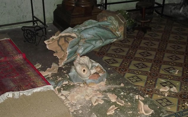 Fenomenul care se extinde ca focul în Franța: Biserici profanate, simboluri relgioase făcute țăndări, incendieri, cruci desenate pe pereți cu excremente