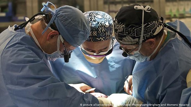 Elveția: Un grup de medici cere interzicerea recoltării de organe de la persoanele declarate în „moarte cerebrală”