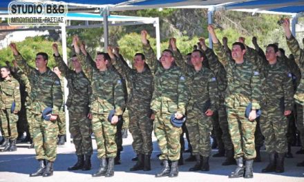 SALUTUL ORTODOX CU TREI DEGETE UNITE! Cum depunde jurământul soldatul grec cu mâna în semnul Sfintei Treimi