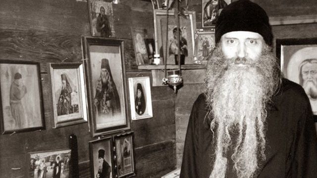 În zilele din urmă credința va fi doar aparentă. ”Biserica mondială”, care se formează cu ajutorul “mișcării ecumenice” va menține intacte majoritatea aspectelor exterioare ale cultului și dogmei creștine, dar inima sa – adevărata credință – va lipsi și totul va fi doar o imitație a creștinismului. Prin noi înșine suntem lipsiți de putere să păstrăm credința și dacă Domnul Nostru nu ar fi cu noi, credința ar seca complet în noi. Noi, ortodocșii de azi, care trăim într-o lume și într-un timp de “pace“ și de “securitate”, este foarte probabil să fim chemați cât de curând să ne jertfim cu moarte martirică pentru credința noastră. Duhul anti-creștin “al păcii” care pare să fie copleșitor în lumea de astăzi îi leagănă pe oameni spre a-i adormi în somnul lumescului și al uitării celor cerești.