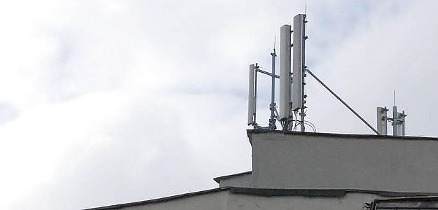 Guvernul vrea să permită amplasarea antenelor 5G PESTE TOT inclusiv pe spații verzi sau arii protejate. Se dorește amplasarea pe blocuri de locuințe, FĂRĂ acordul proprietarilor