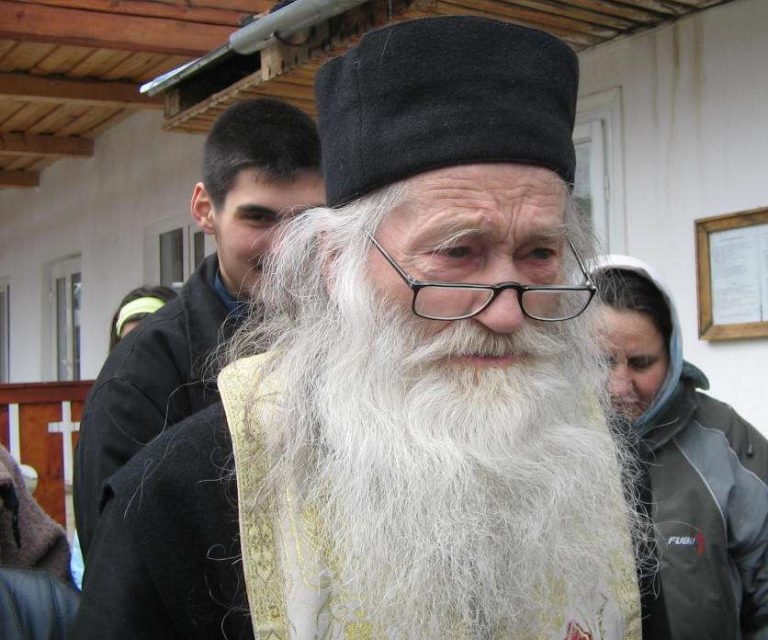 „Vin vremuri grele de încercare când va trebui să alegem direct: ori satana ori Hristos, din două una.” – Pr. Justin Pârvu
