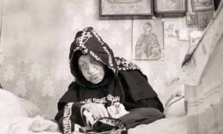 Schimonahia Macaria: Astăzi se poate ajunge la Dumnezeu numai prin boală și necazuri. Acum întreg norodul a luat-o razna. Oamenii s-au obișnuit să trăiască după voia lor. Nu mai știu de Dumnezeu, citesc orice le iese în cale și adună tot ce le cade în mana; iar dacă citesc rugăciuni, le citesc fără băgare de seamă, fără luare-aminte. Nu mai e cu putință ca cineva din noua generație să ajungă cuvios. Se pregătesc schimbări ale credinței. Vor face lucrurile așa de încurcate, că omul nu va mai fi în stare să-și mântuiască sufletul.