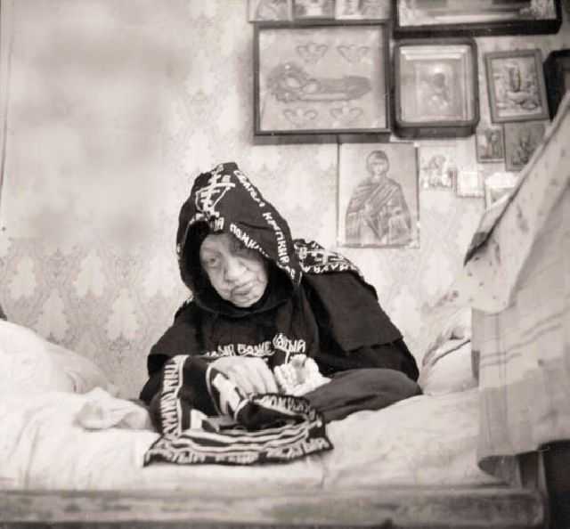 Schimonahia Macaria: Astăzi se poate ajunge la Dumnezeu numai prin boală și necazuri. Acum întreg norodul a luat-o razna. Oamenii s-au obișnuit să trăiască după voia lor. Nu mai știu de Dumnezeu, citesc orice le iese în cale și adună tot ce le cade în mana; iar dacă citesc rugăciuni, le citesc fără băgare de seamă, fără luare-aminte. Nu mai e cu putință ca cineva din noua generație să ajungă cuvios. Se pregătesc schimbări ale credinței. Vor face lucrurile așa de încurcate, că omul nu va mai fi în stare să-și mântuiască sufletul.