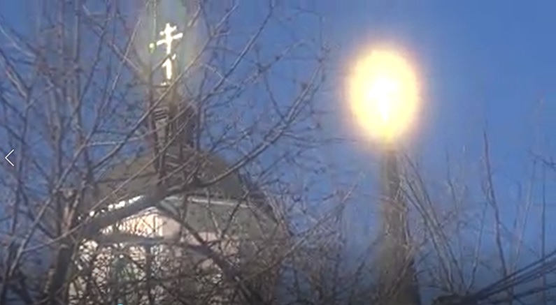 LÂNGĂ CRUCEA PĂRĂSITĂ – de Eliana Popa