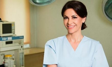 Dr. Adina Alberts: Obligativitatea purtării unei măști în spațiul public închis, la serviciu sau în școală, nu poate fi impusă tuturor. Lipsa oxigenării corecte determină scăderea capacității de concentrare, amețeală, confuzie, tahicardie