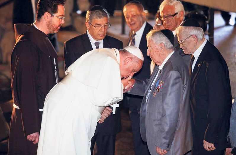 PAPA FRANCISC PUPĂ MÂNA MASONILOR ROTHSCHILD ROCKEFEELER ILUMINATI
