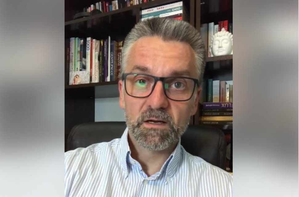 Cezar Ionașcu descriind o tristă realitate: prin ascultare oarbă și tâmpă de conducătorii antihriști, românii se apropie de pieire fizică și mai ales sufletească…