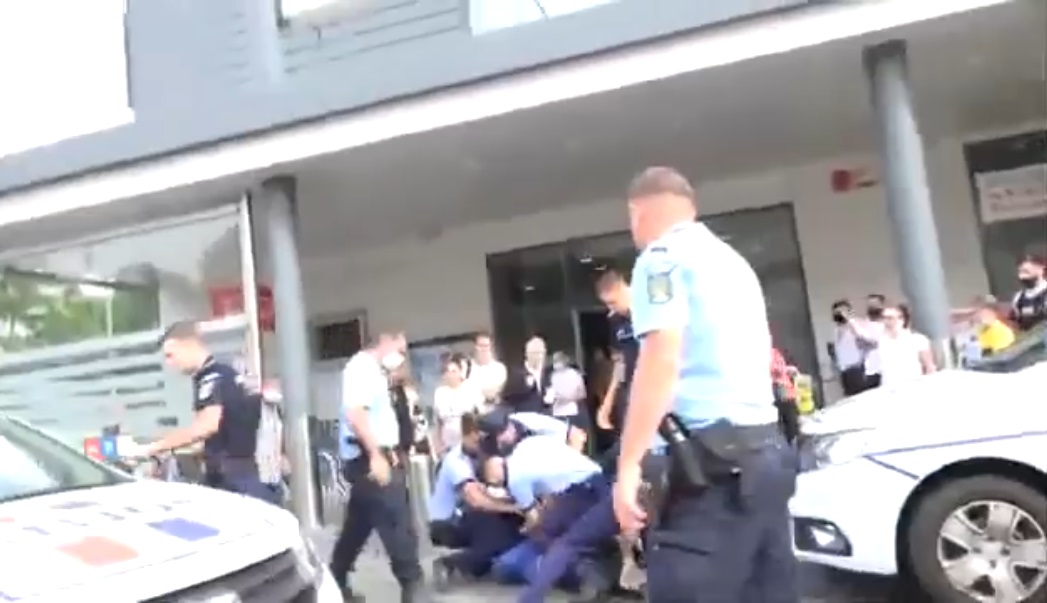 Polițiști ”ortodocși” slujind dictatura antihristă. Popor român, dormi laș și sinucigaș în continuare!… Nici gândești cât de repede îți va veni și ție rândul!…